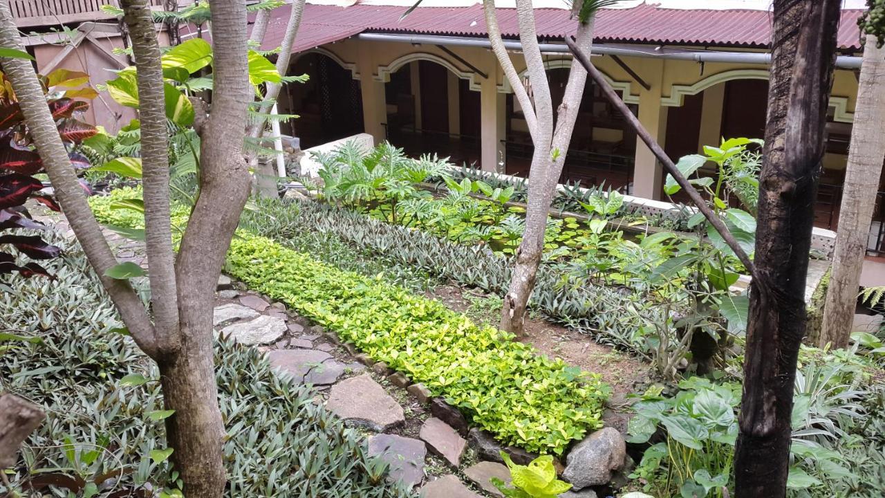 Centro Bajo Hotel & Resto Labuan Bajo Chambre photo
